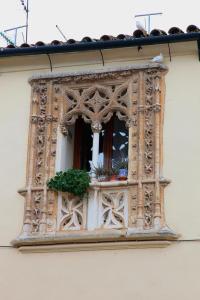 ein Fenster auf der Seite eines Gebäudes mit Pflanzen in der Unterkunft El Descanso del Indiano in Córdoba