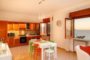A kitchen or kitchenette at Il Nido del Gabbiano