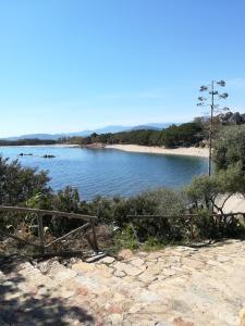 - une vue sur une étendue d'eau avec une plage dans l'établissement Casa Vacanze Bellavista, à Santa Maria Navarrese