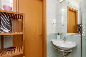 un bagno con lavandino e specchio di Dulcis a Spalato (Split)