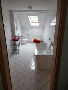 ein Badezimmer mit einer Badewanne, einem WC und einem Waschbecken in der Unterkunft Zimmervermietung M.P. in Greiz