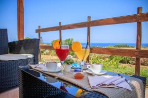 - une table avec un verre de vin rouge sur la terrasse dans l'établissement Appartamenti Abbaidda, à Valledoria