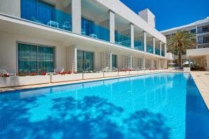 Bazén v ubytování Hotel Moré nebo v jeho okolí