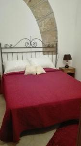 カステッランマーレ・デル・ゴルフォにあるCasa di Loryの赤いベッド(枕2つ付)
