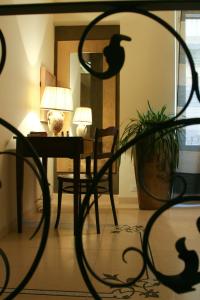 a room with a desk and a table with two lamps at B&B Dolce Casa in Vasto