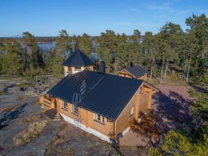 einen Blick über ein Haus mit Metalldach in der Unterkunft Tornvillan in Hammarland