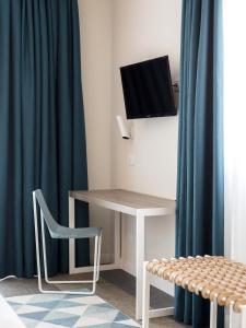 A television and/or entertainment centre at Hotel Europa