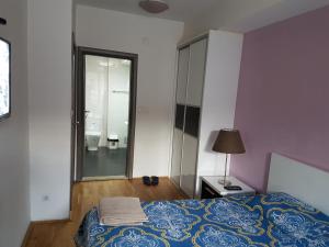 Tempat tidur dalam kamar di Apartments Kolevski