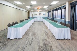 Der Geschäftsbereich oder Konferenzraum in der Unterkunft Ramada Plaza by Wyndham Nags Head Oceanfront