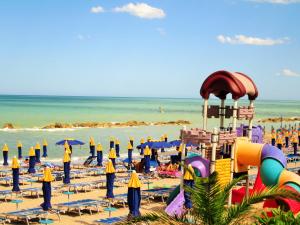 ポルト・レカナーティにあるAttico solare fronte mareの海の景色を望むビーチ(椅子、パラソル付)