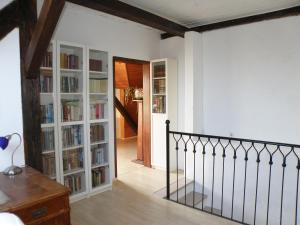 ein Zimmer mit einer Treppe und Bücherregalen mit Büchern in der Unterkunft Idyllic place near Cerknica Lake in Cerknica