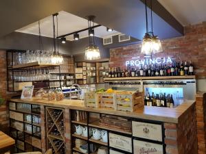 un bar con botellas de vino a la vista en Provincja Winebar & Rooms, en Olsztyn