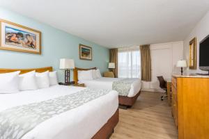 Ein Bett oder Betten in einem Zimmer der Unterkunft Ramada Plaza by Wyndham Nags Head Oceanfront