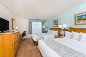 Ein Bett oder Betten in einem Zimmer der Unterkunft Ramada Plaza by Wyndham Nags Head Oceanfront