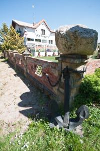 Una pared de piedra con una roca encima. en Pokoje Gościnne Korsarz, en Ustka