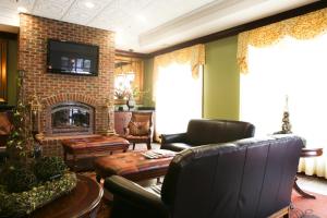 a living room with a couch and a fireplace at Main Street Inn Blacksburg in Blacksburg