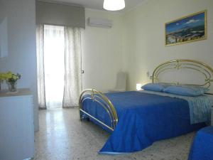 ポンペイにあるPompei Rosarumのベッドルーム(青いベッド1台、青い毛布付)