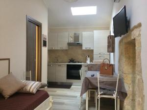 a small kitchen with a table and a couch in a room at Casetta di San Martino in Tarquinia