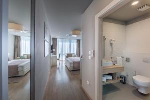 bagno con 2 letti e servizi igienici in camera di Apartments & Rooms Preelook a Opatija