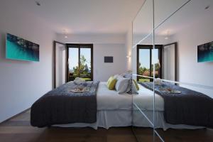ein Schlafzimmer mit einem großen Bett mit Spiegel in der Unterkunft Monaco Country Park in Roquebrune-Cap-Martin + 16 Fotos