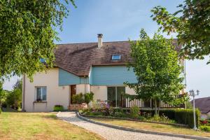 una casa con techo azul en gîte et chambres d'hôtes en Gandelain