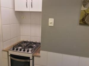 cocina con fogones en una habitación en Ipanema Prudente 205, en Río de Janeiro