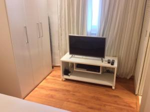 un televisor en un puesto blanco en una habitación en Ipa Prudente Pent 02, en Río de Janeiro