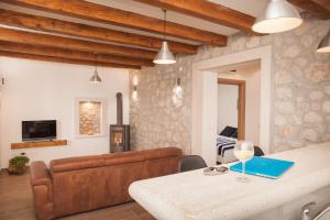 ein Wohnzimmer mit einem Sofa und einem Tisch in der Unterkunft Apartment Stella Maris in Kaprije