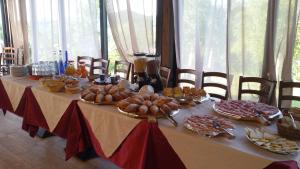 una mesa larga con comida encima en Agriturismo Borgo Umbro, en Costacciaro