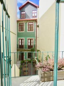 una casa vista desde el balcón de un edificio en Porto Republica Riverside en Oporto