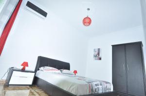 a bedroom with a bed with a black headboard at Appart Clim Wifi 700m de la Plage in Saïdia