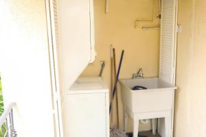a small bathroom with a sink and a sink at Winchester Sunshine in Kingston