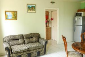 a living room with a couch and a table at Winchester Sunshine in Kingston