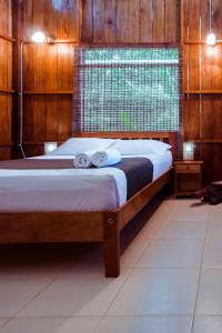 Tempat tidur dalam kamar di Hotel Utüane