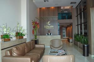 蒙特里亚Hotel Santorini Loft的大厅里,有沙发,后面有人