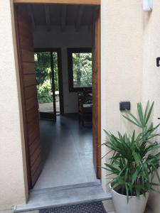 ローにあるIl Giardino Segretoの鉢植え家の開扉