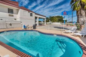 einem Pool vor einem Gebäude in der Unterkunft Motel 6-San Marcos, TX - North in San Marcos