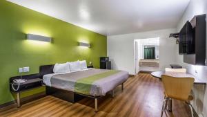 Zimmer mit einem Bett und einer grünen Wand in der Unterkunft Motel 6-San Marcos, TX - North in San Marcos + 22 Fotos