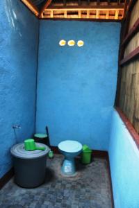 bagno blu con servizi igienici in camera di Sunset Cottages a Hitokalak