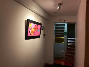 A television and/or entertainment centre at Hostal Le Prince
