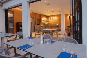 Reštaurácia alebo iné gastronomické zariadenie v ubytovaní Aparthotel Punta Blu - POOL & SPA