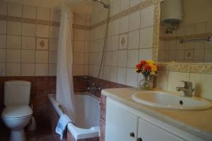 Ванная комната в Nissaki Olive Press Villas