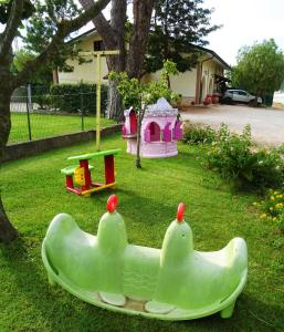 een speelgoedboot in een tuin met een speelhuisje bij La Lestra in San Felice Circeo