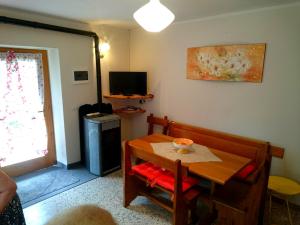 テーリオにあるCasa San Martinoのテーブルとテレビ付きの小さな部屋