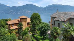 une maison avec vue sur l'eau et les montagnes dans l'établissement Lake Como Peace Lodge - Casa della Pace, à Menaggio
