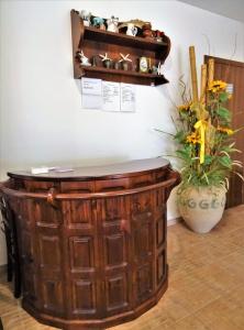 een houten vat tafel met een plank aan de muur bij La Lestra in San Felice Circeo