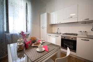 eine weiße Küche mit einem Tisch mit Essen drauf in der Unterkunft La Luna Sopra Orvieto in Orvieto