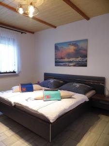 a bedroom with a large bed in a room at Ferienhaus Lagenhof! Keine Monteure! in Gablenz