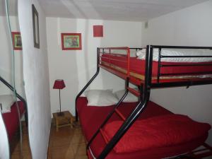 モントルーにあるGîte de Saint Cassienのベッドルーム1室(二段ベッド2組付)