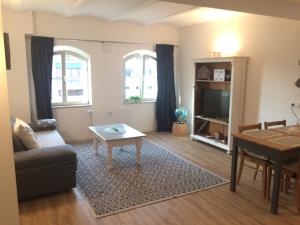 ein Wohnzimmer mit einem Sofa und einem Tisch in der Unterkunft Stadt-Apartment in Nürnberg